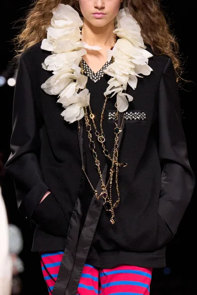 Look 19